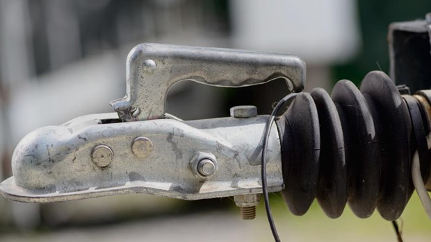 Dragkrok från släpvagn. Bilden är tagen på nära håll.