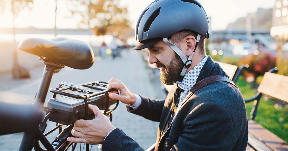 Man på elcykel